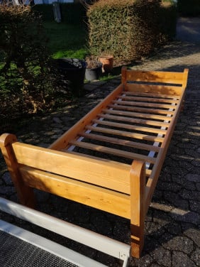 Grenenhouten bed en metalenbed metLatex matras