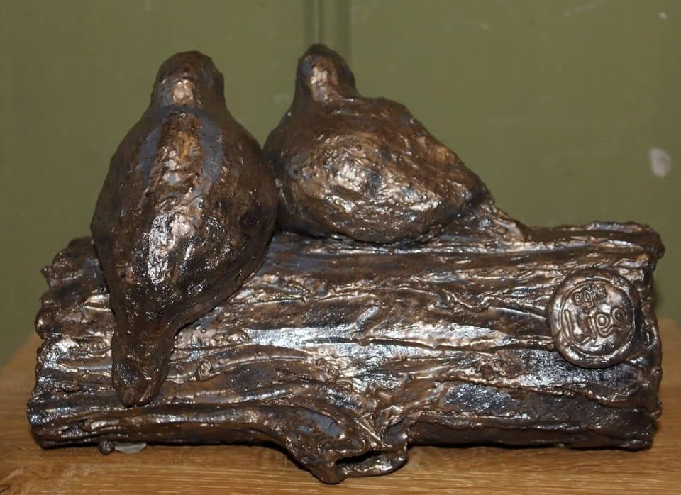 Patrijzen op boomstronk (keramieken beeld)