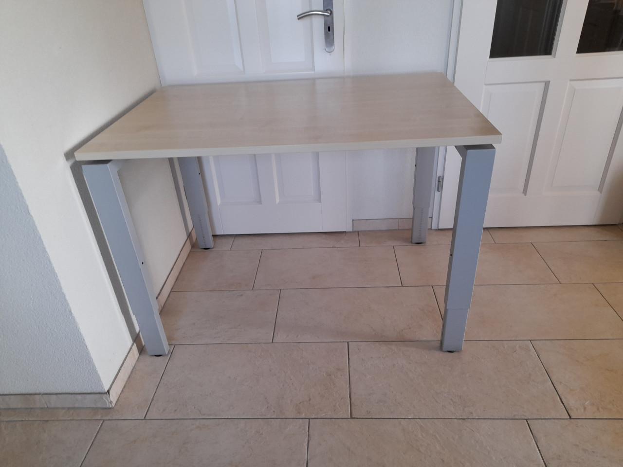 Zeer stevig bureau 120 x 80 (verstelbaar in hoogte) in goede staat!