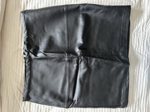Korte (namaak-leren) rok, maat 38, kleur zwart