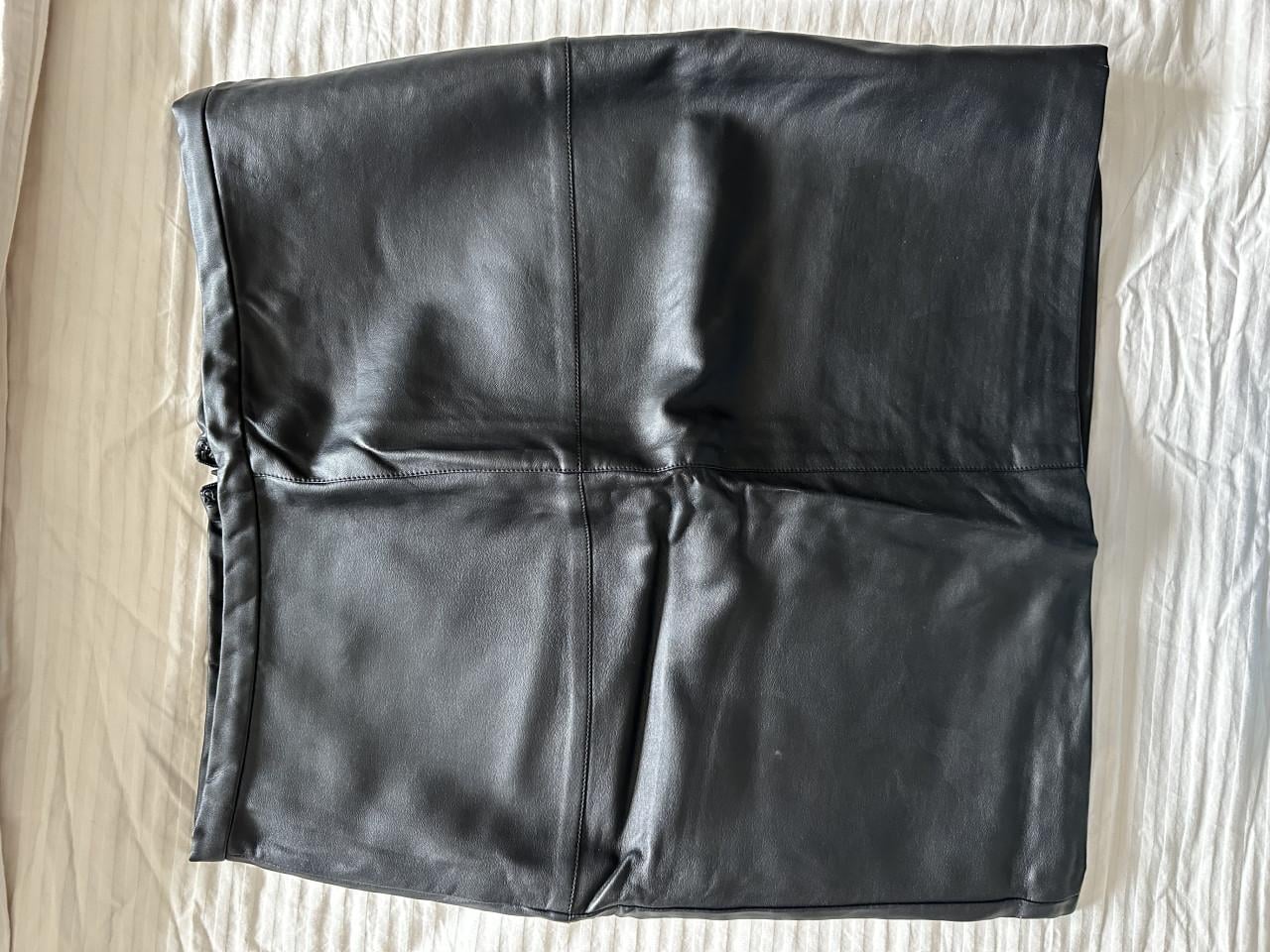 Korte (namaak-leren) rok, maat 38, kleur zwart