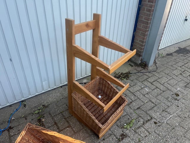 Rek met rietenmanden