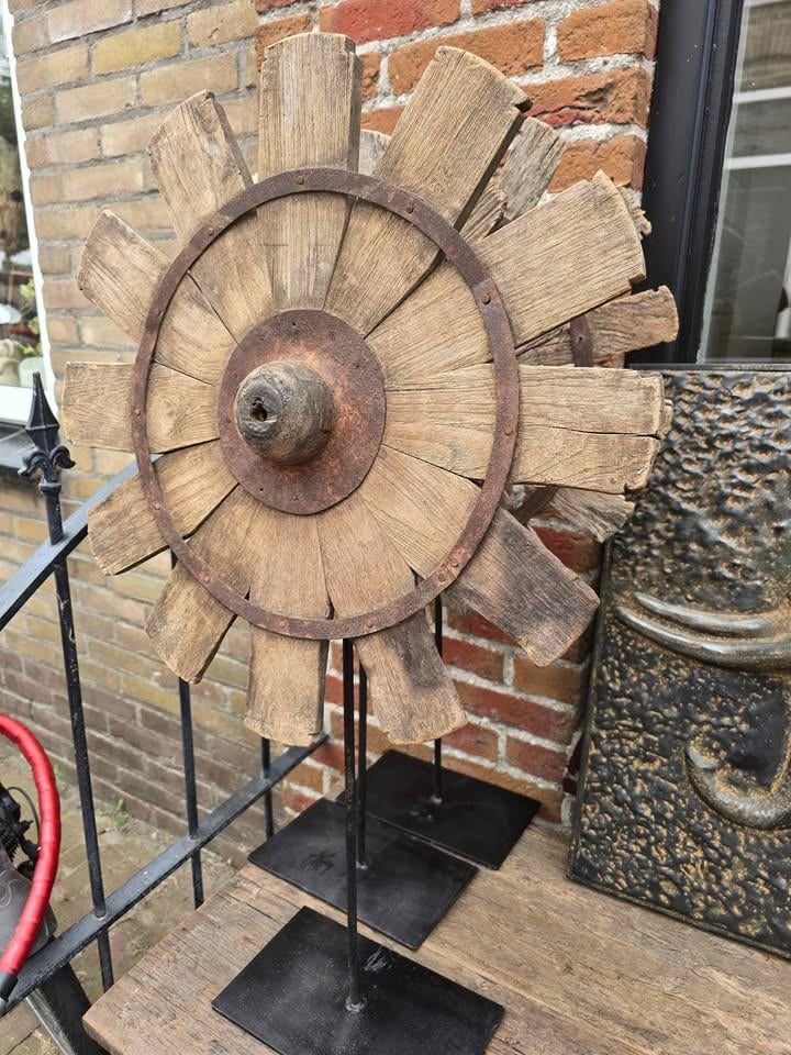 SCHITTERENDE SPINNENWIEL OP METALEN STANDAARD NU LAATSTE PAAR VOOR €30,-