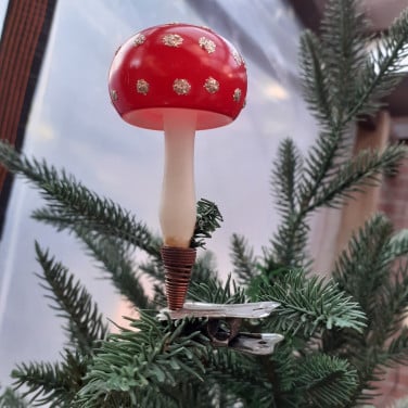 Kerstbal, oude paddenstoel op clip