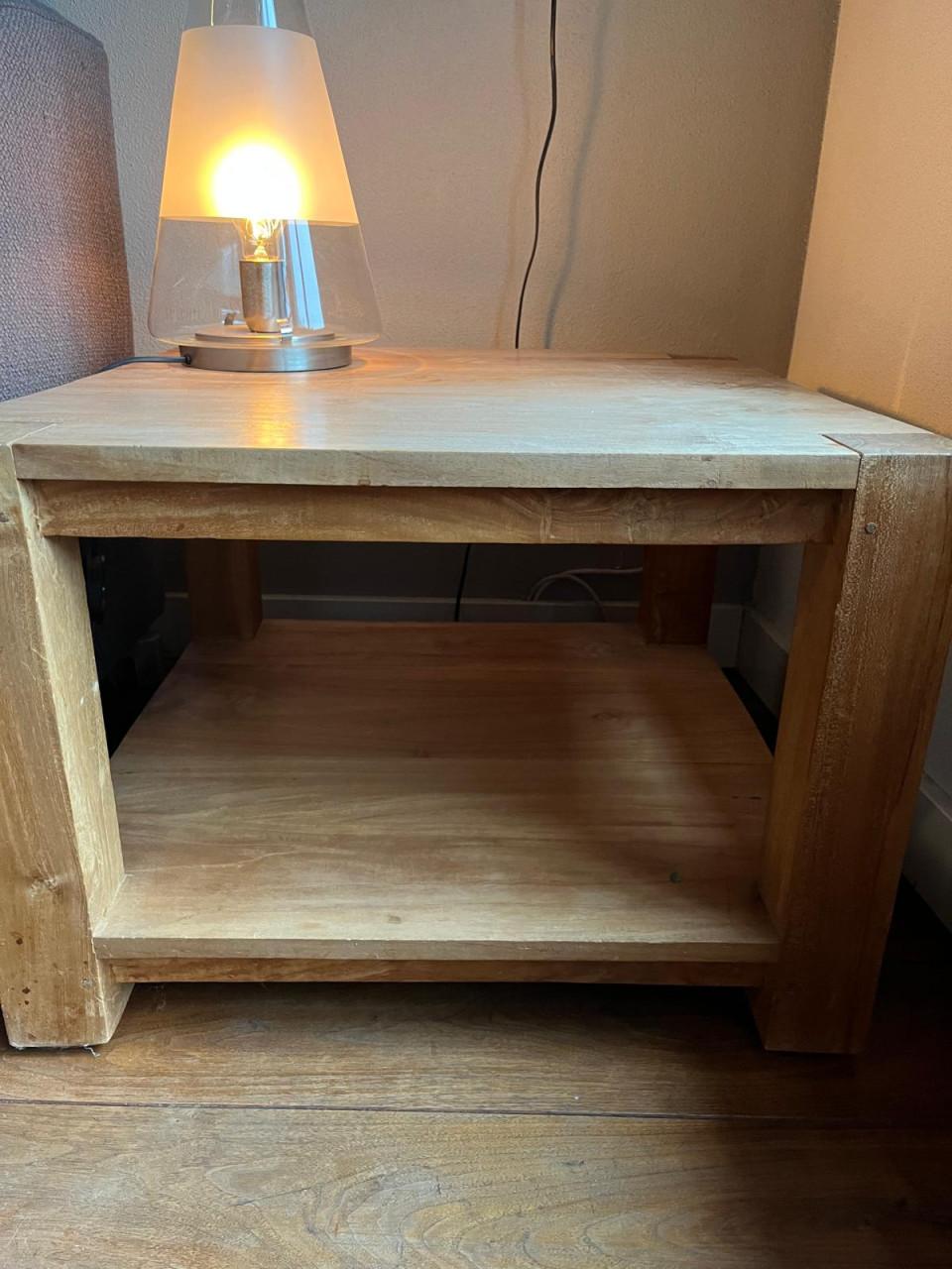 2 stuks houten vierkante tafeltjes 59*59*42