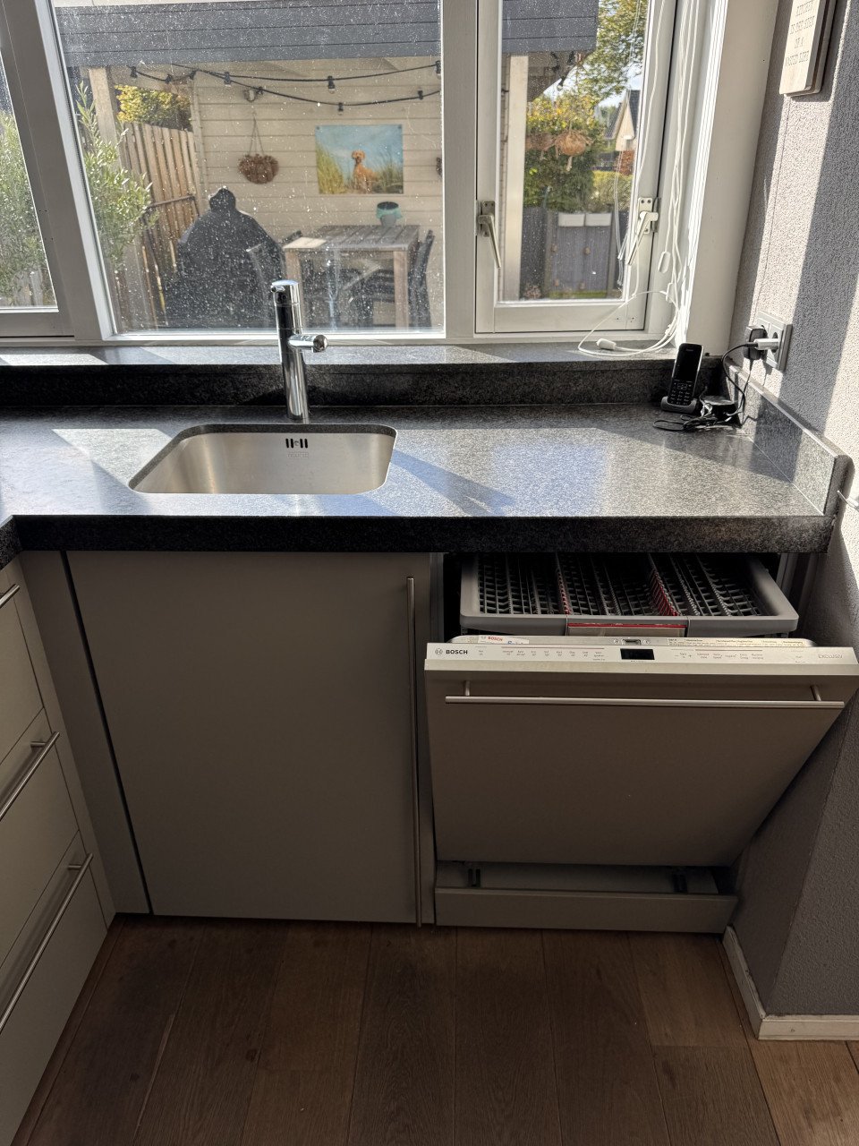 Mausgrau Keuken met Impala gezoet granieten aanrechtblad