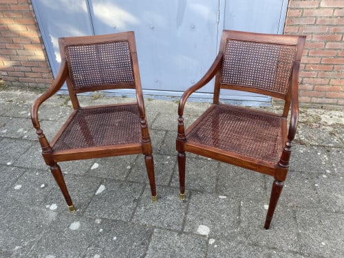 2 mooie houten stoelen met rieten zitting en armleuningen