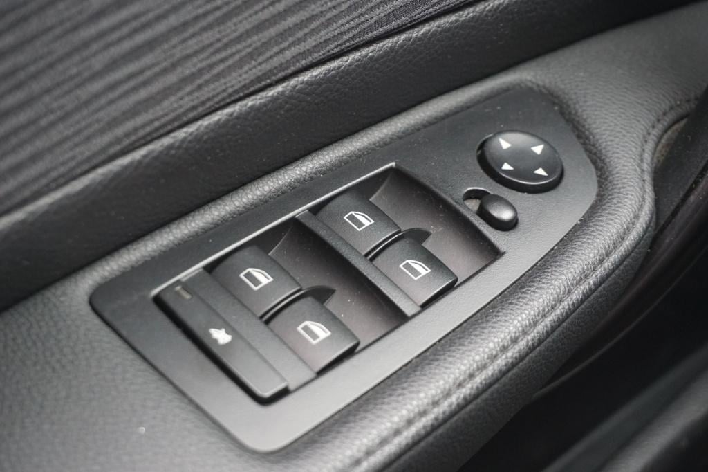 BMW 1 Serie 116i airco / elektr. ramen / parkeers. / lm velgen / apk t/m 09