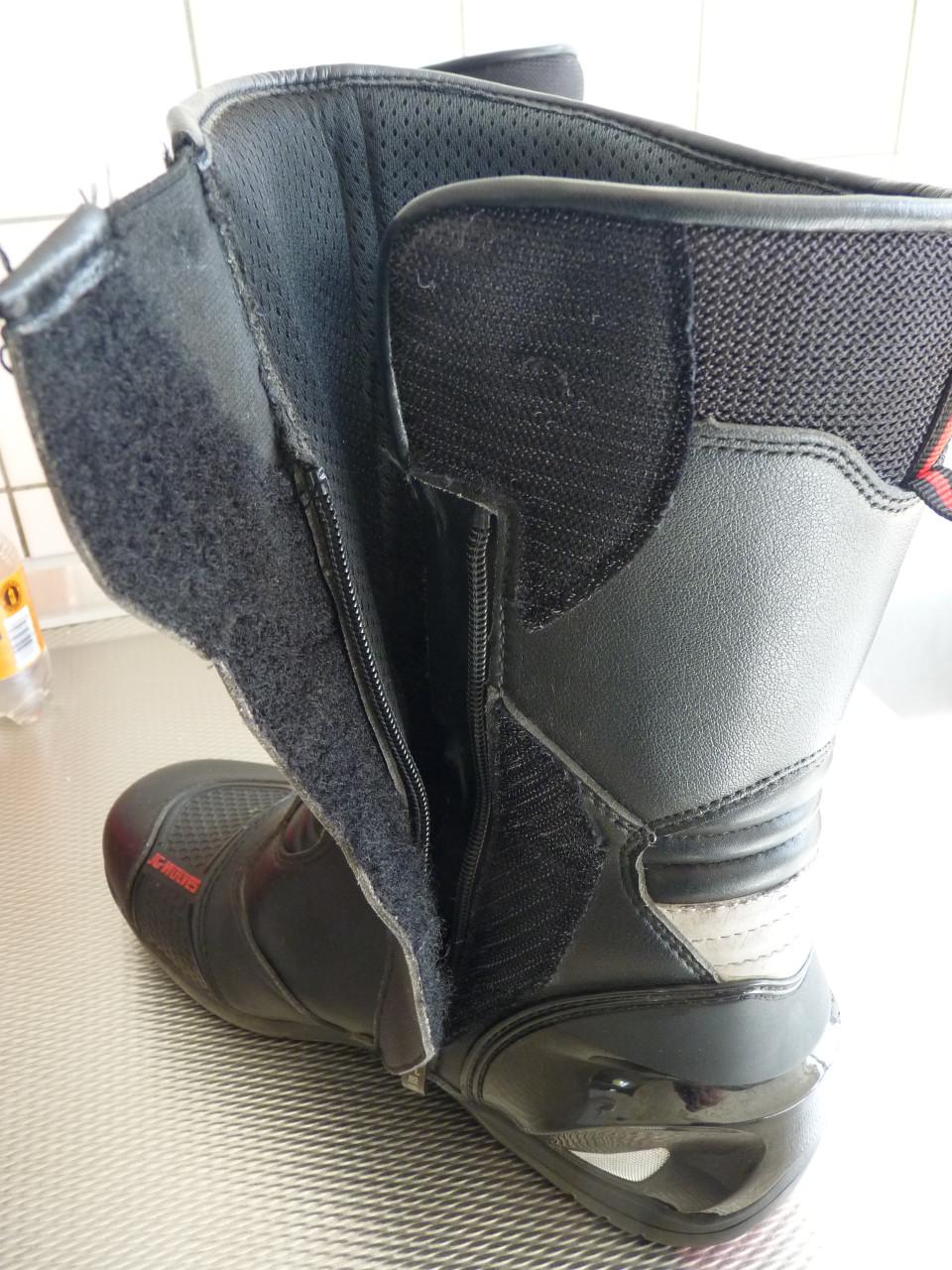 Nagenoeg nieuwe motorlaarzen maat 45 JG.Wolves en Leren motorbroeken.