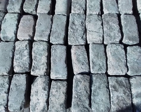 42 stuks granieten boordstenen.