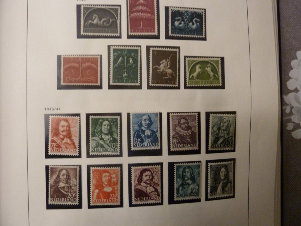 RUIM 700 POSTZEGELS IN LUXE DAVO ALBUM.