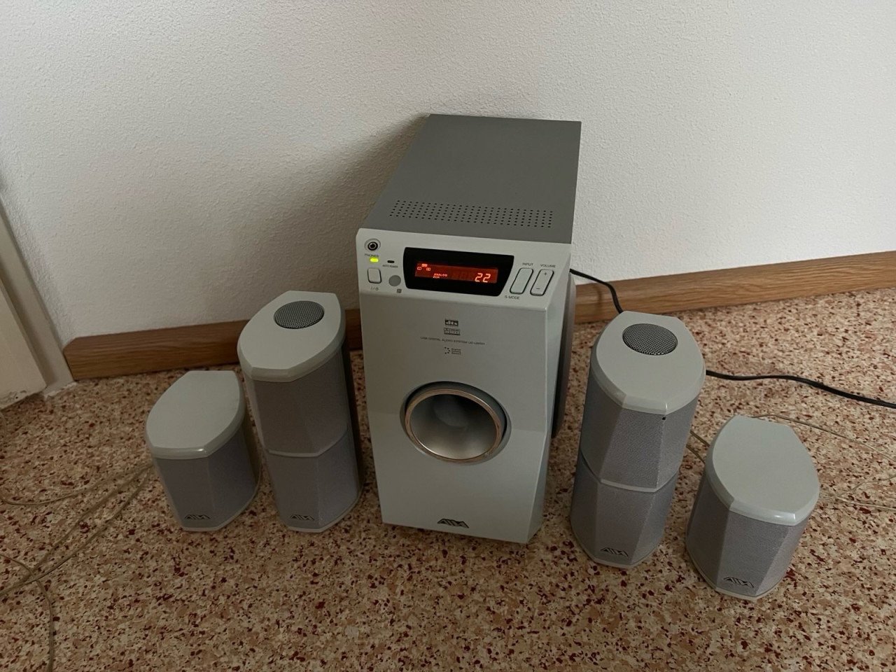 Grijze Aiwa 5.1 SW-US501 luidspreker set