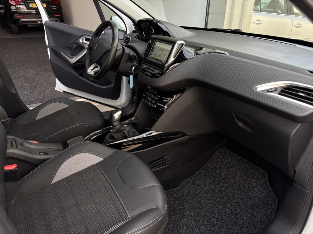 Peugeot 2008 allure 1.2-111pk/panoramadak/trekhaak
