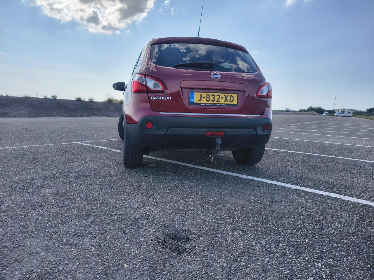 Nissan Qashqai cherry rood.