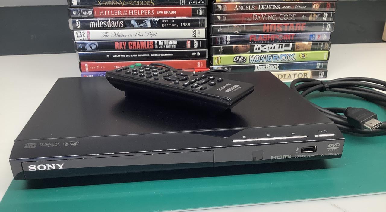 Dvd speler Sony met afstandsbediening en een aantal films op dvd.