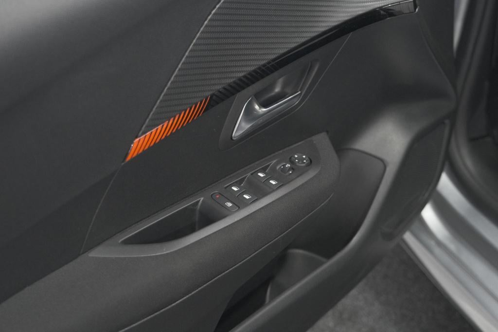 Peugeot 208 puretech 100 eat8 active pack | apple carplay | parkeersensoren