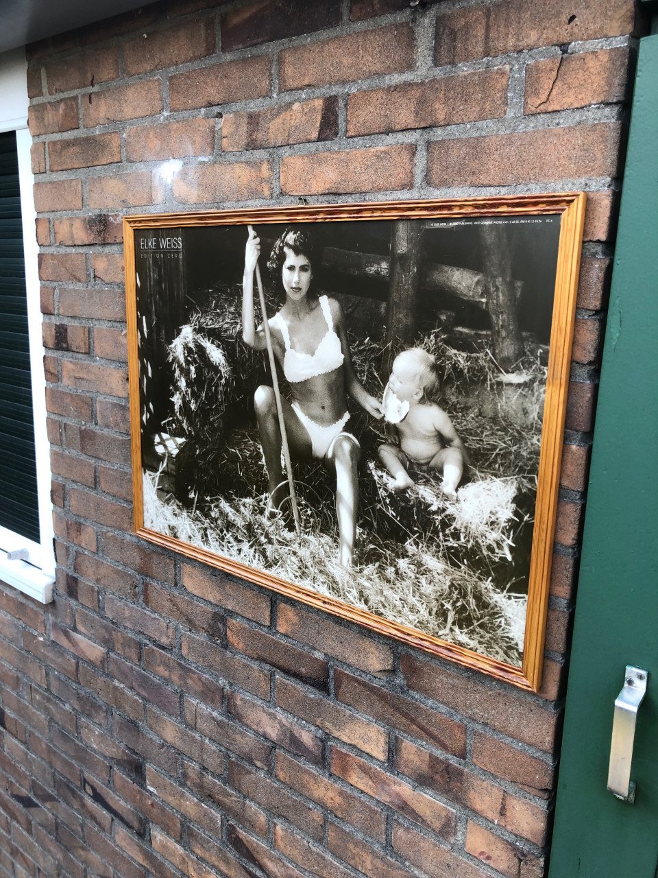 Zwart/wit foto ingelijst achter ontspiegeld glas.