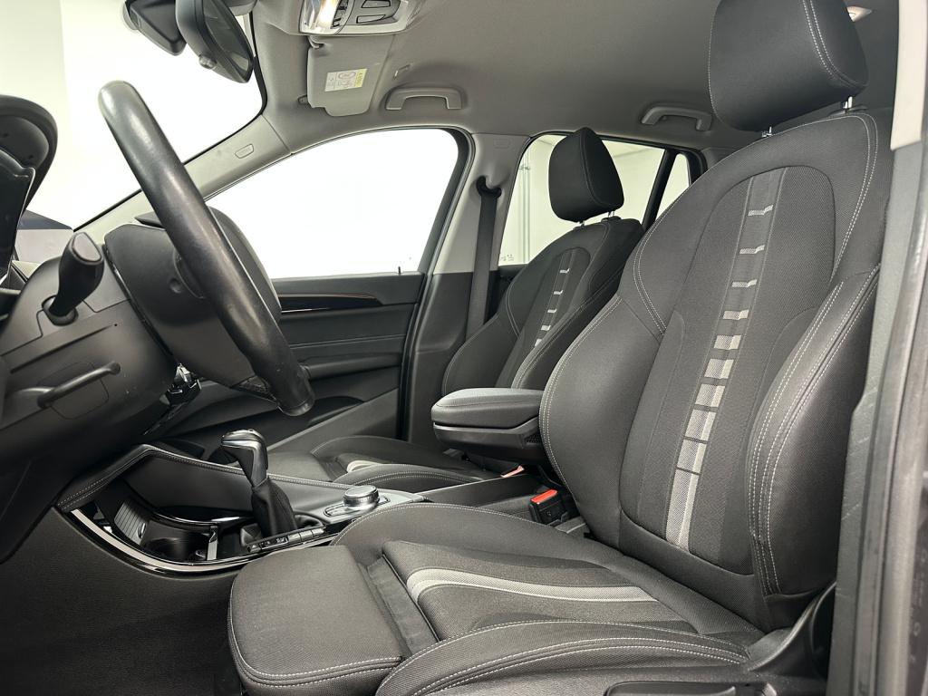 BMW X1 sdrive20i sport line | trekhaak | head-up-display | stoelverwarming 
