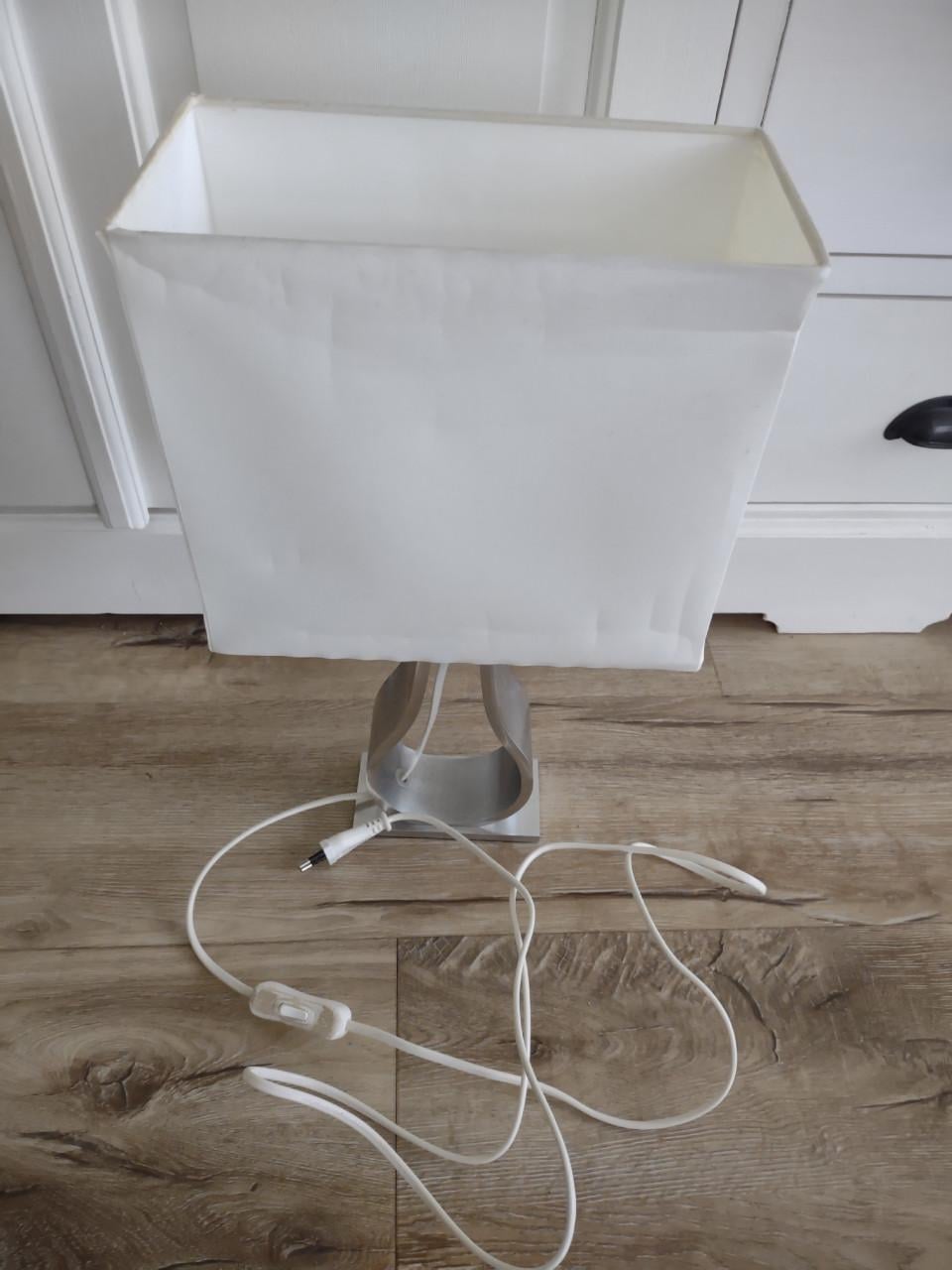 Prachtige tafellamp met witte kap, lichtknop. Tafel lamp.