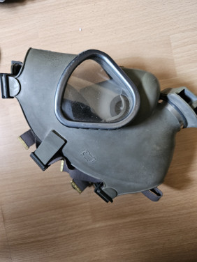 Mooie vintage rubberen gasmasker in zeer goede staat...