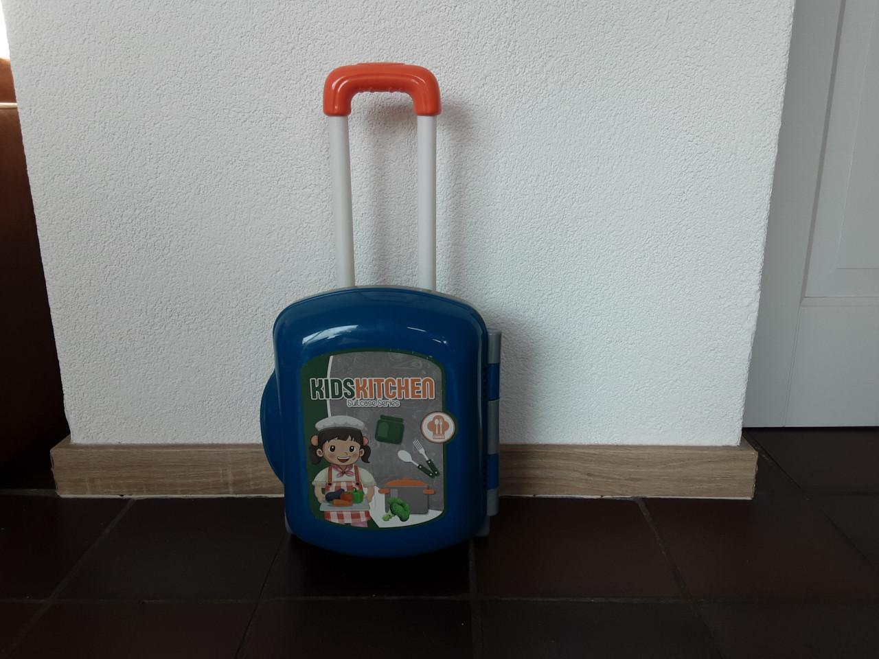 Rolkoffertje met speelgoed erin, keukentje en/of werkbank