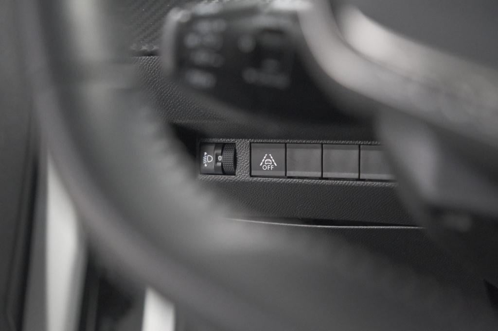 Peugeot 208 puretech 100 blue lease allure | navigatie | apple carplay | st