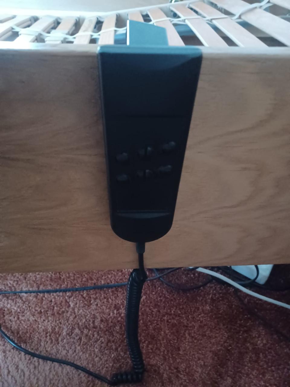 Senioren bed met electrische lattenbodem en nachtkastje