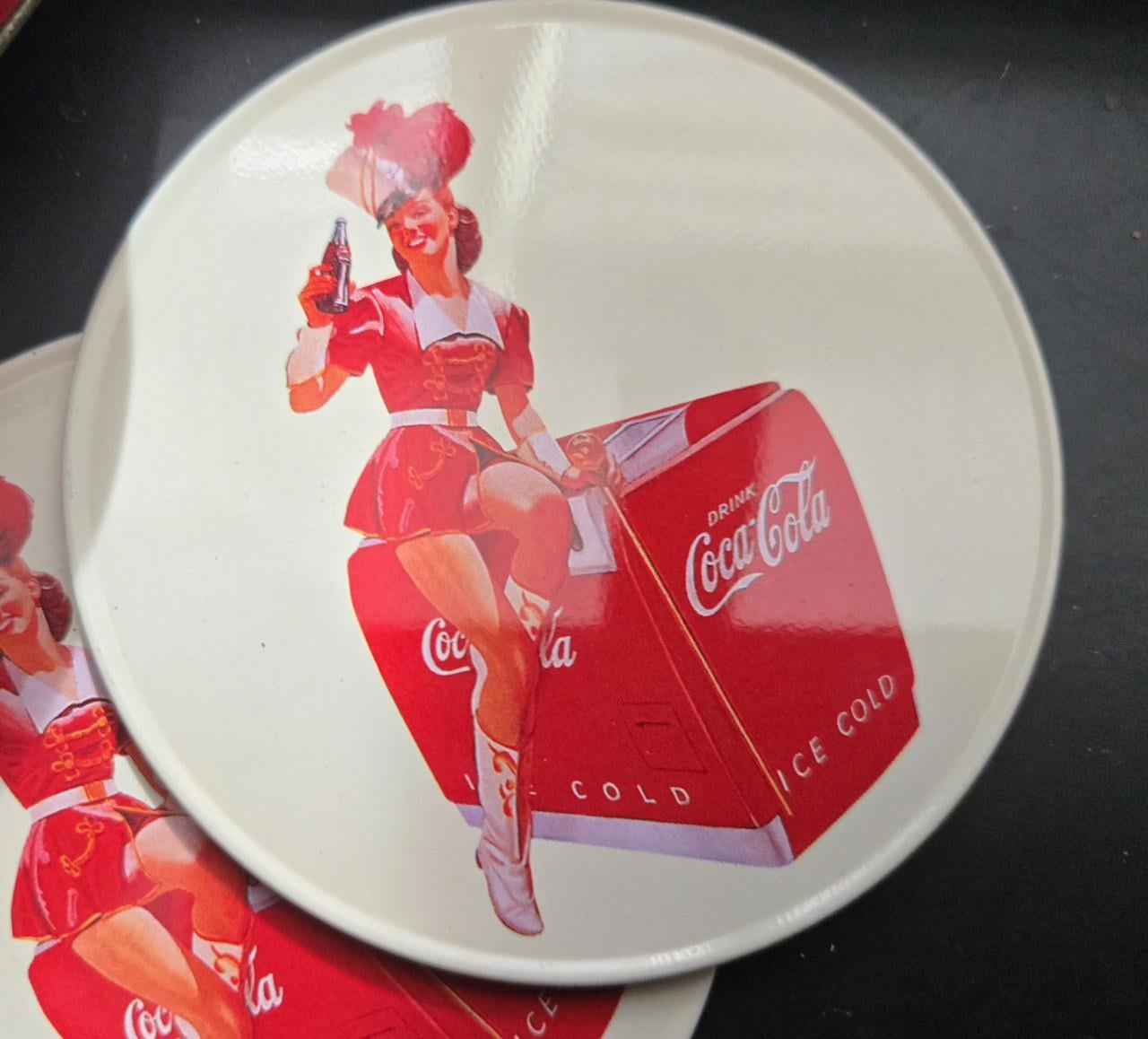 Rond, rood Coca-Cola opbergblik met 4  onderzetters met pin-up