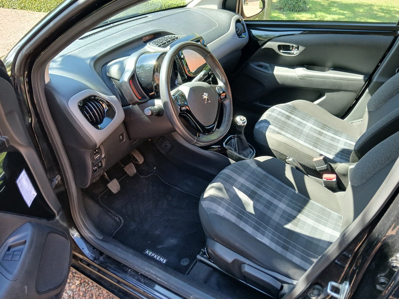 Peugeot 108 5 drs zwart met ecc