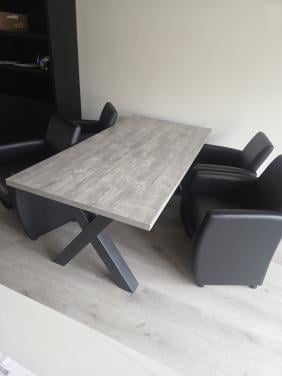 Eettafel plus stoelen en salontafel