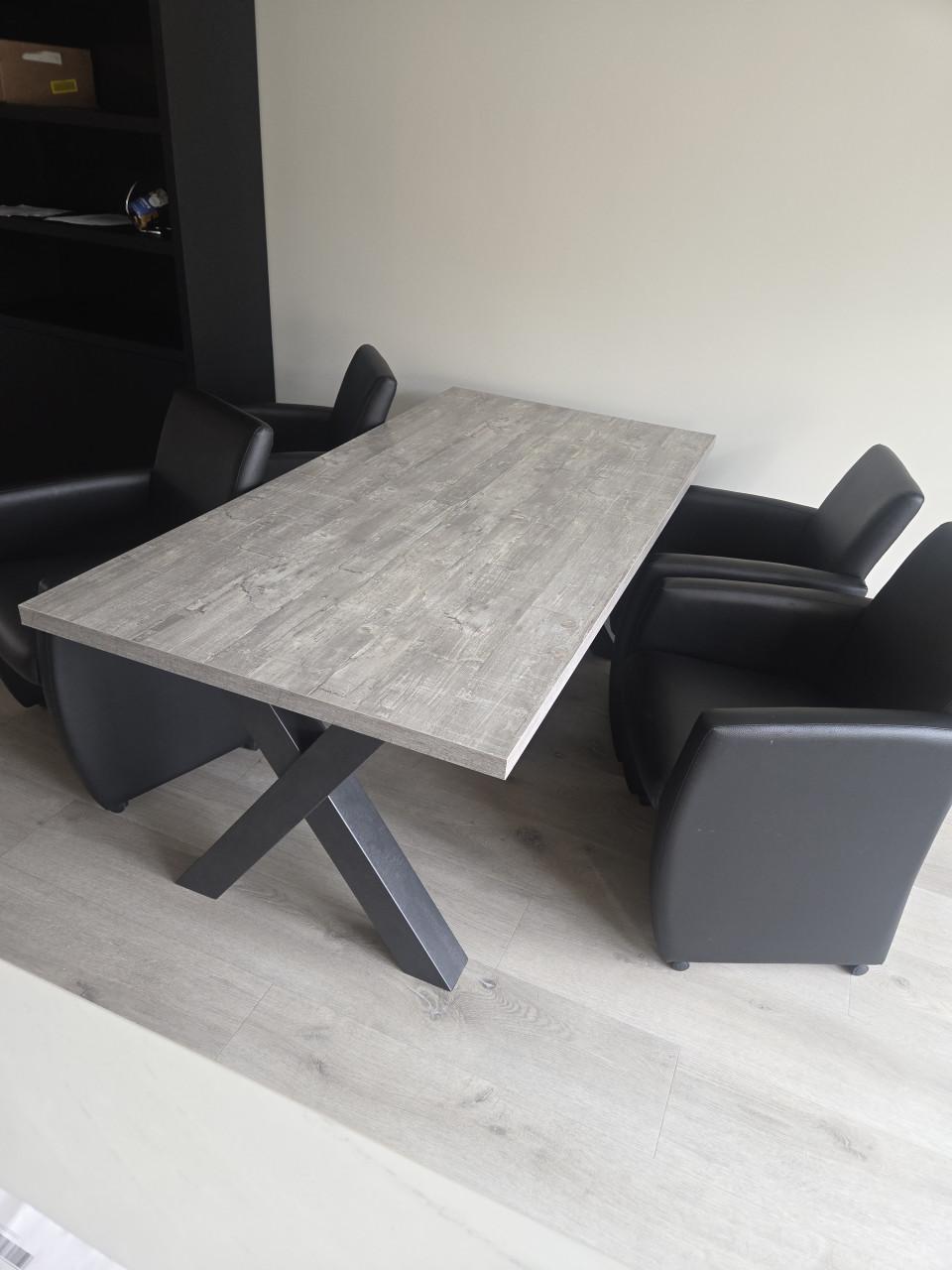 Eettafel plus stoelen en salontafel