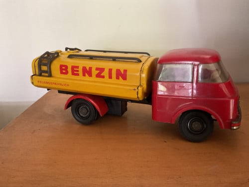 Vintage blikken tankwagen
