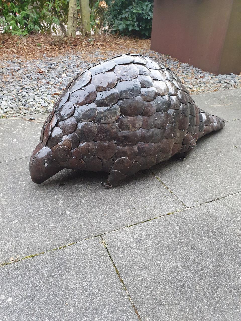 Metalen miereneter +/_ 50 cm.