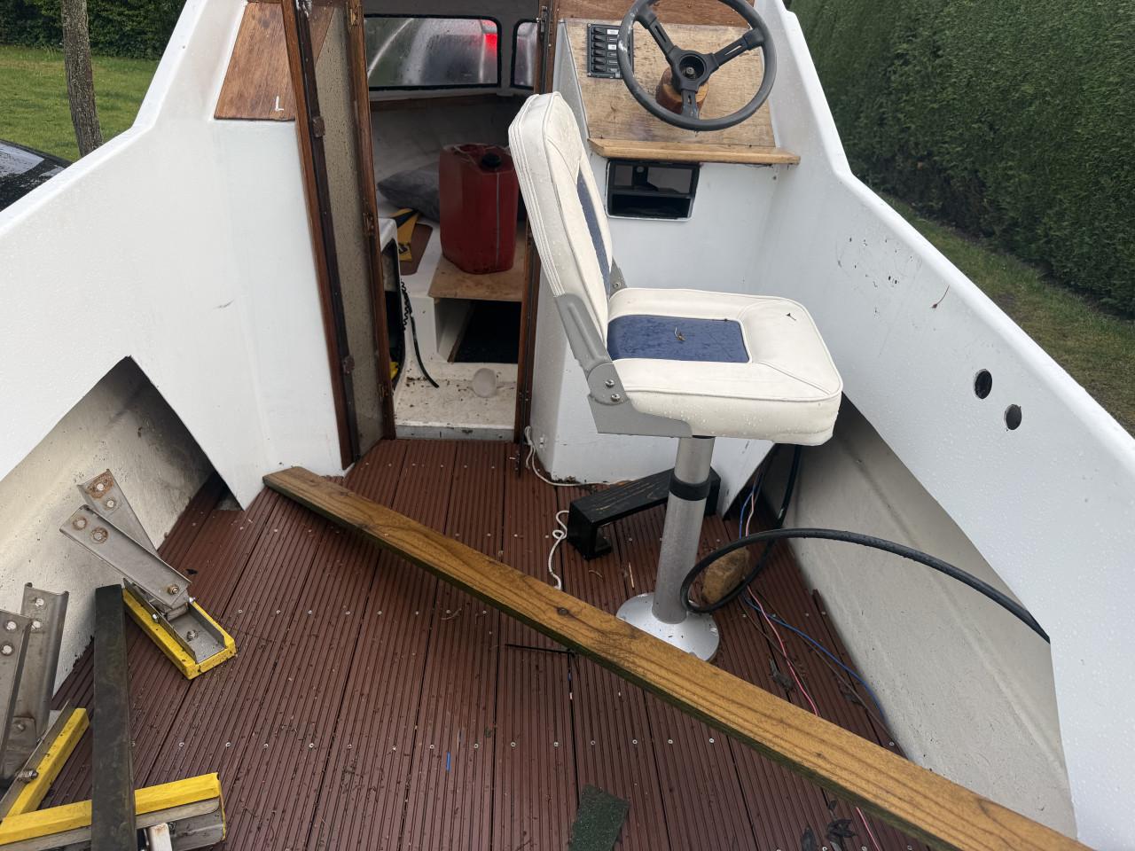 Kajuitboot met stoel en nieuwe vlonder incl stuur inrichting