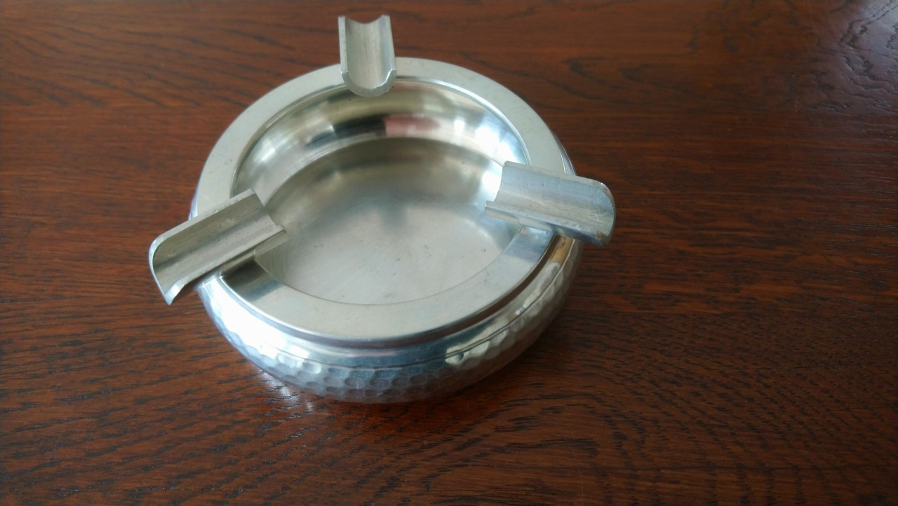 Banka Tin Indonesia asbakje gehamerd tin, dia 9 cm