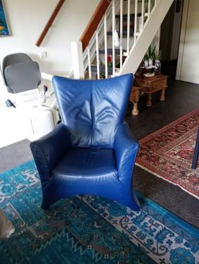 Blauwe leren stoel