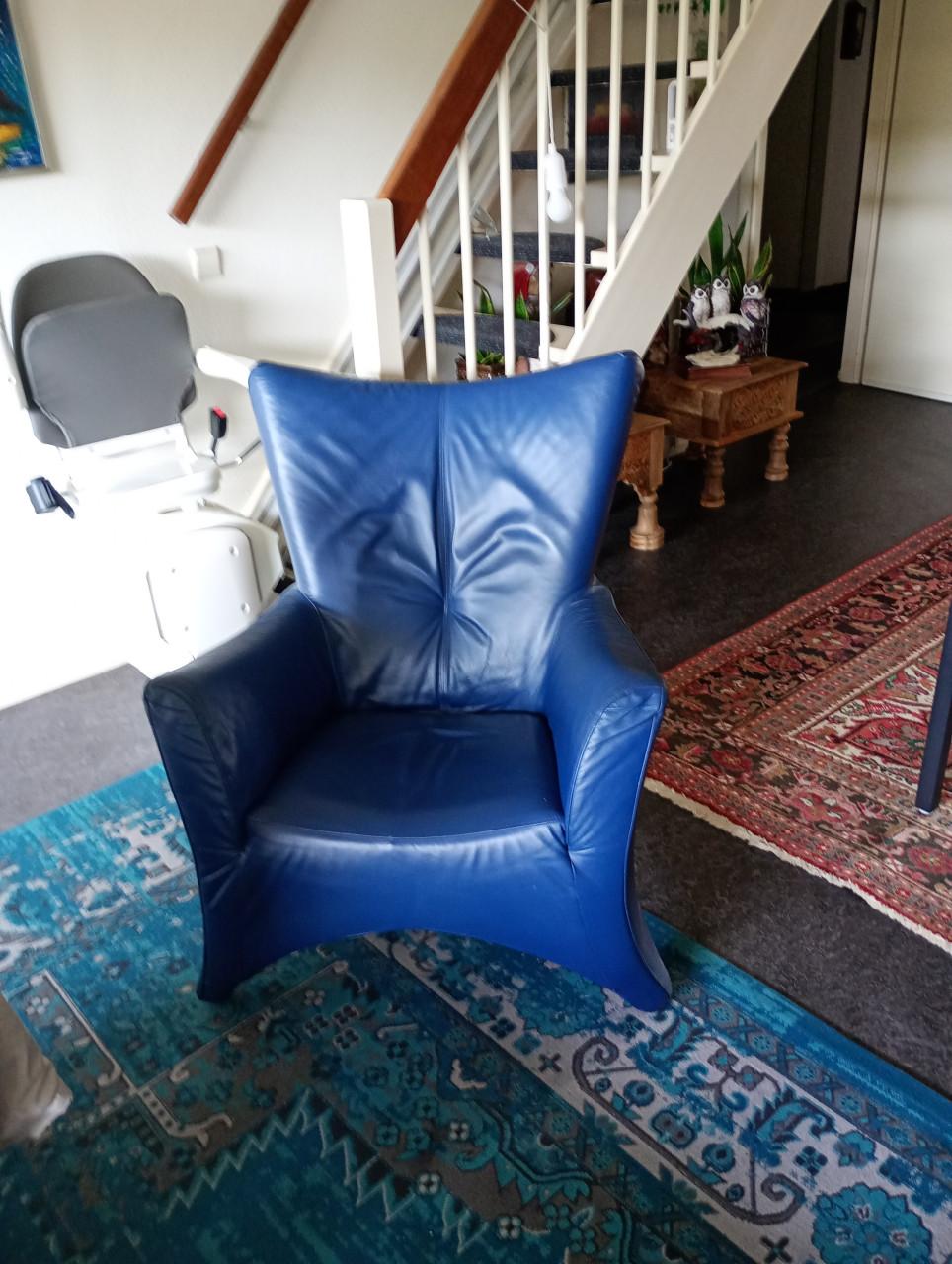 Blauwe leren stoel