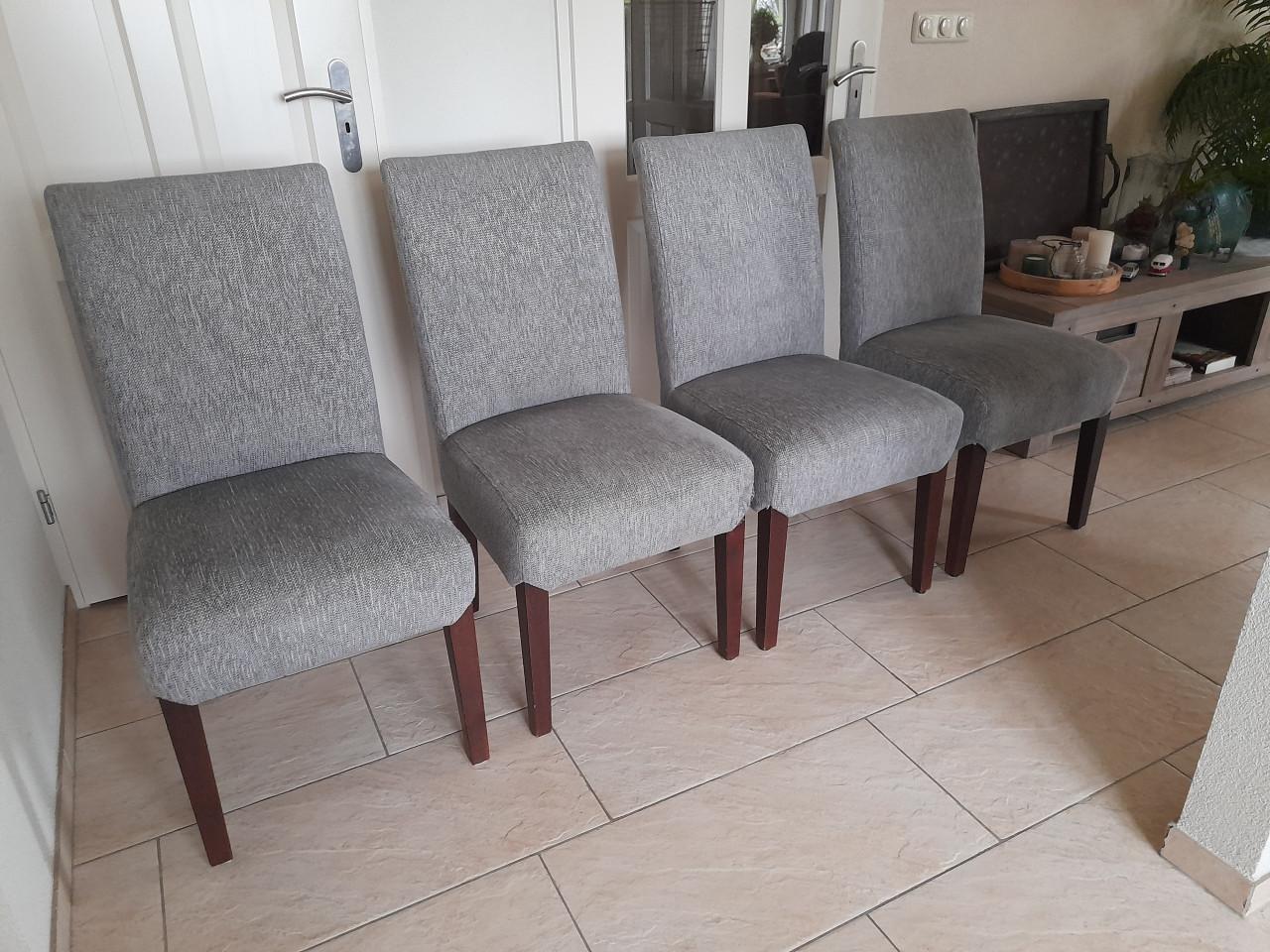 4 lekker zittende stoelen ( in goede staat)