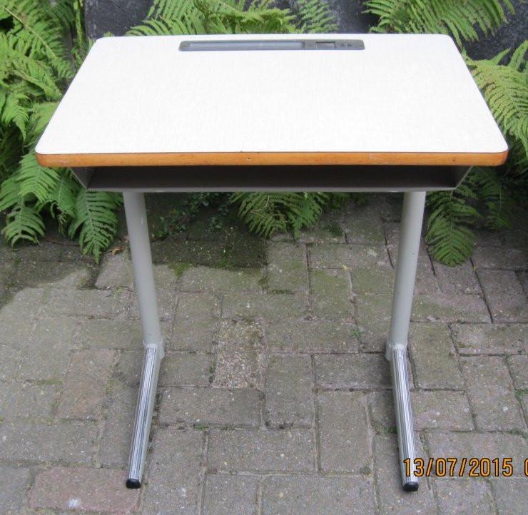 Vintage kinderbureautje. Super leuk met een houder voor je inktpot.