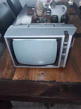 Te koop een  vintage draagbare tv Philips