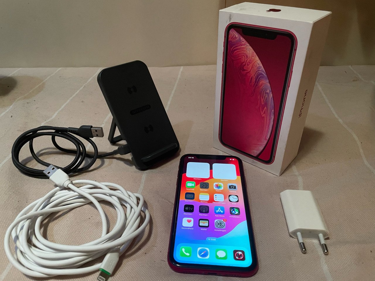 IPhone XR (product) RED, Rood, 64GB, keurige staat.