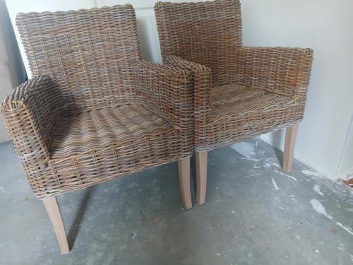2 landelijke rieten stoelen