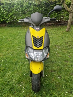 Kymco super 9, 50cc 2 takt, geel/zwart