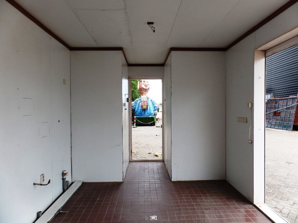Verkoopunit met betonnen vloer, apart toilet met wastafeltje en rolluik
