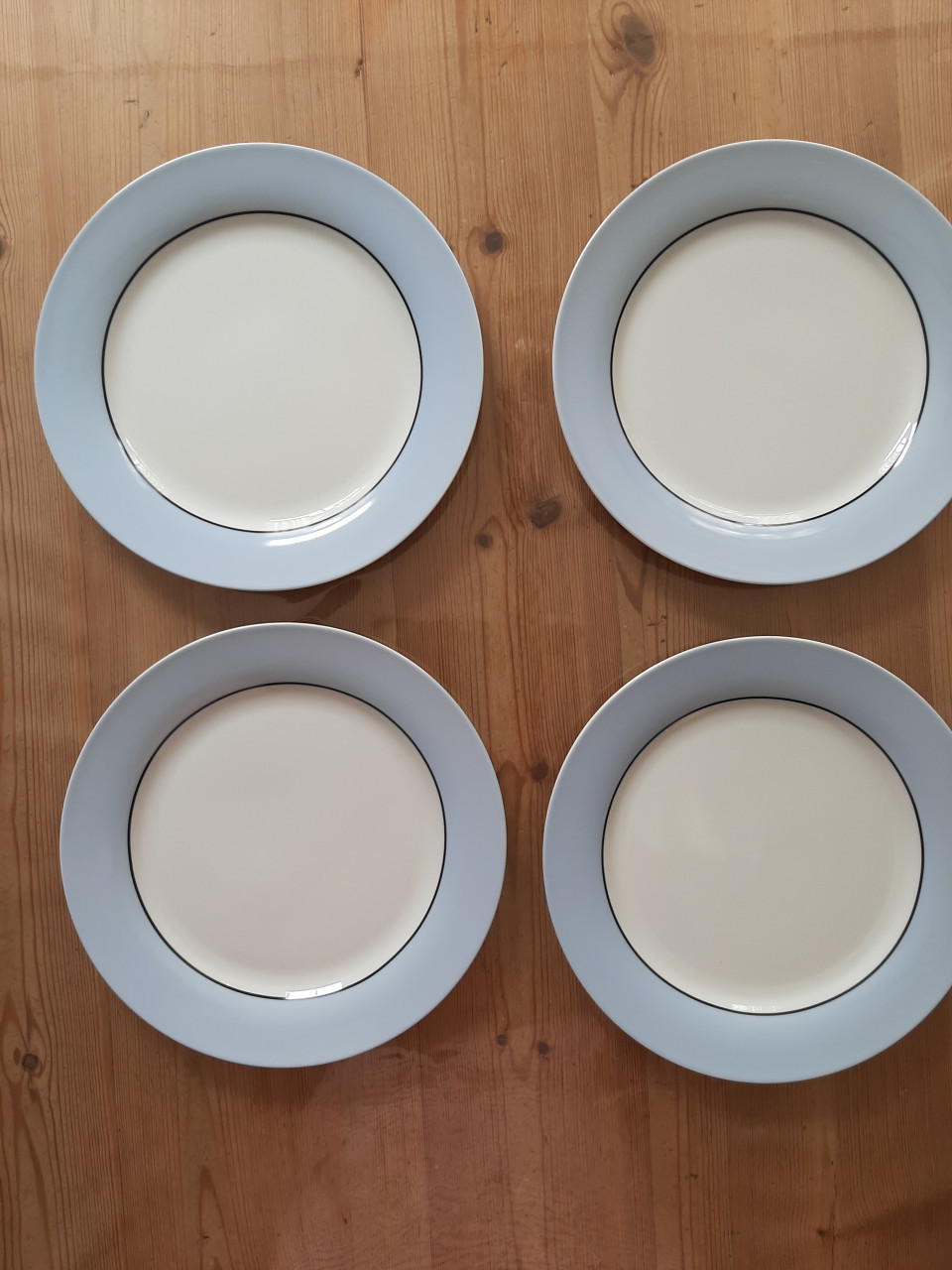 4 SIGN - DINERBORDEN - DIAMETER 26,5 CM - PORSELEIN