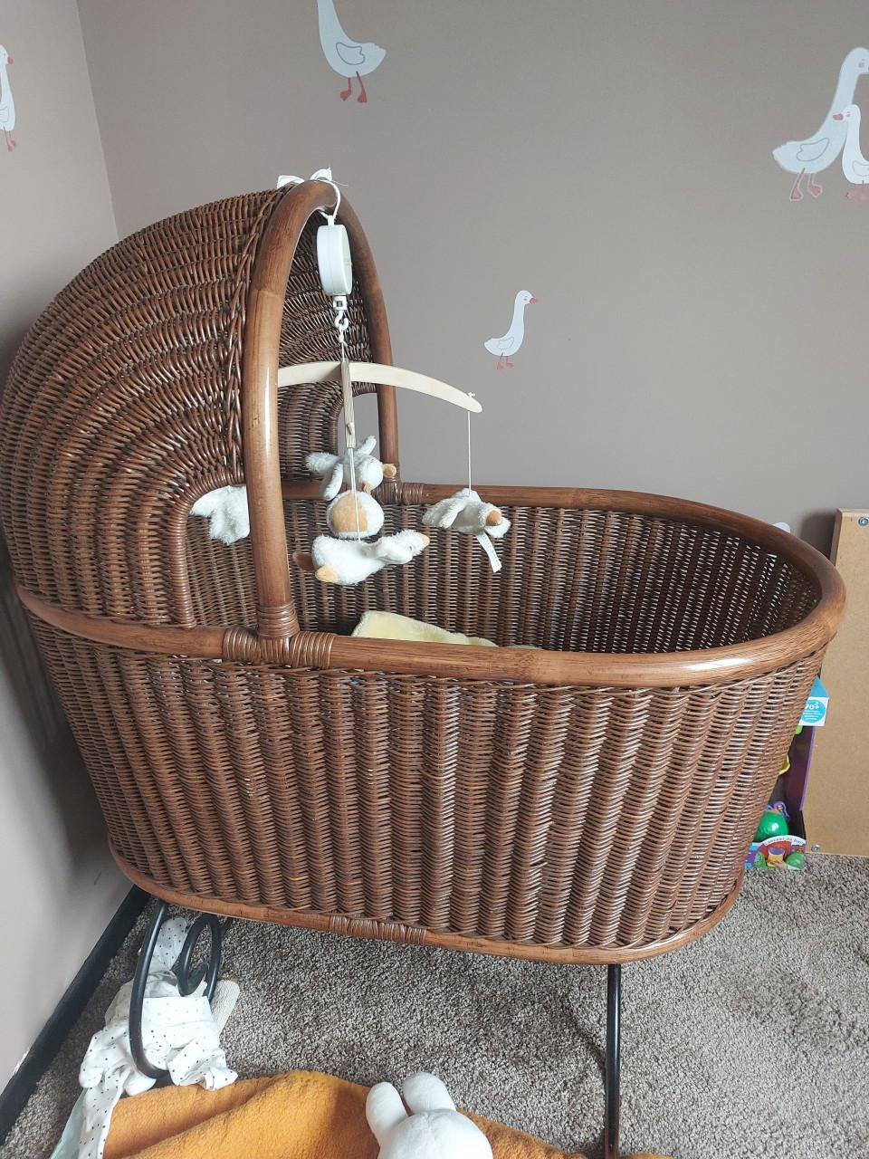 Rotan wieg gevlochten