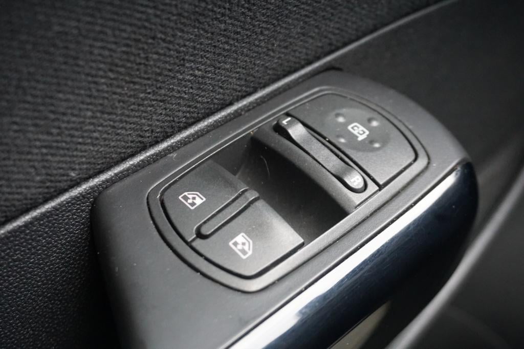 Opel Corsa 1.4-16v airco / navi / cruise / stoelverw. / parkeers. / elektr.