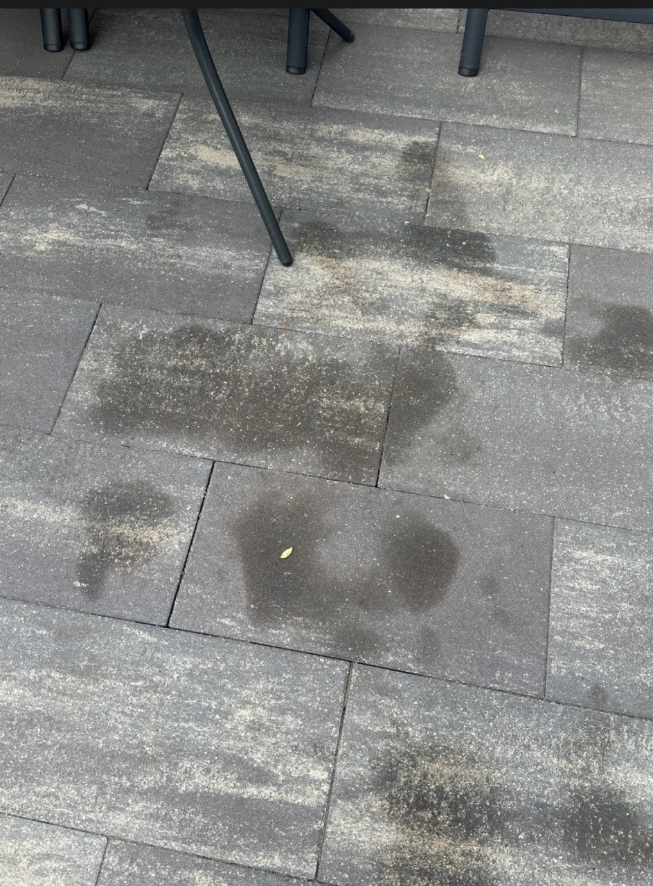 Tegelreiniging & Olievlek Verwijderen – Terras of Oprit weer als nieuw!