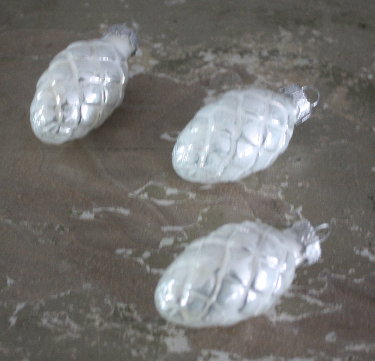 Set van 3 lazen zilveren denneappels