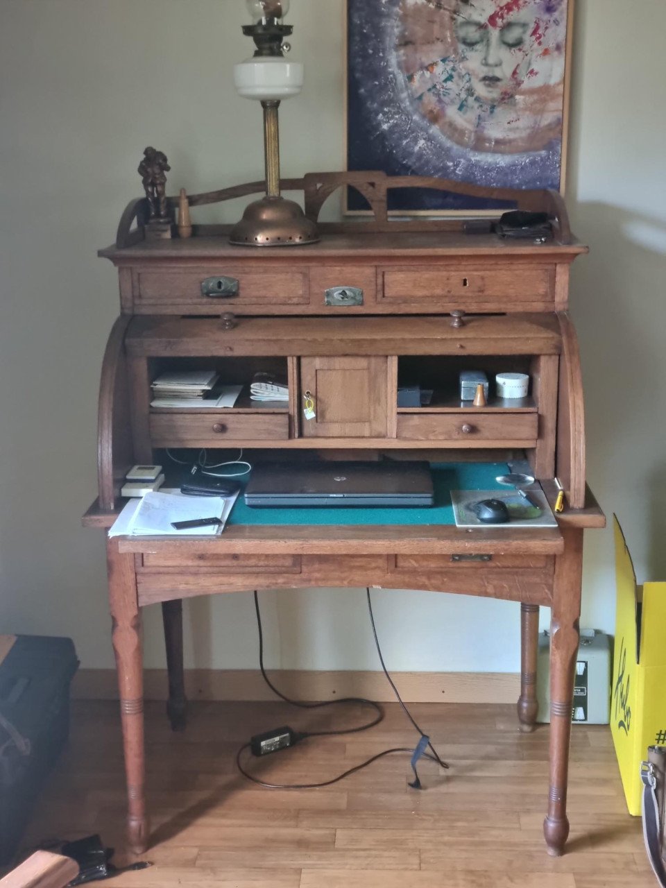 Oud/antiek houten bureau